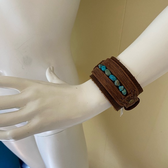 NWT LEATHER CUFF🎉🎉 - Picture 5 of 9